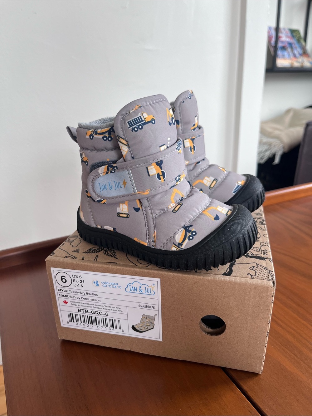 Jan & Jul toddler Winter Boots with Construction Truck Print size 6